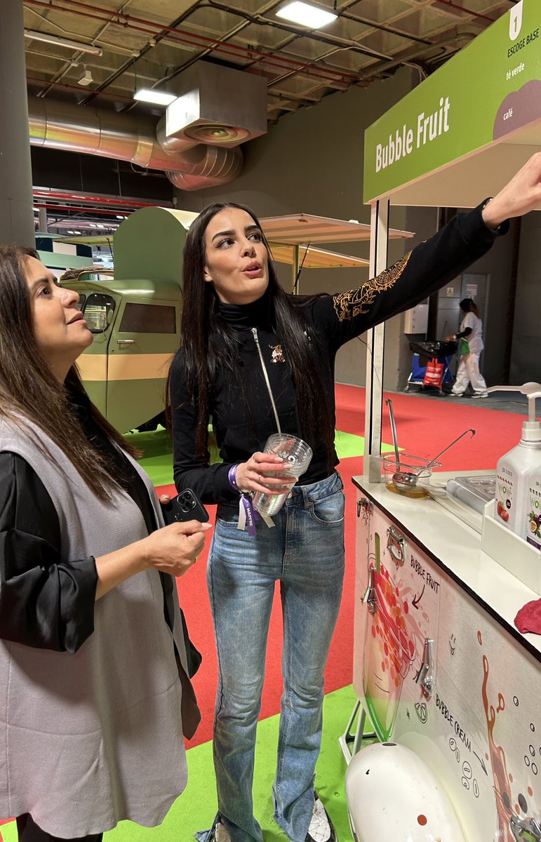 alefeldman's tweet photo. Disfrutando de una nueva bebida natural #bubblefruit @wowbubbles @CelinaCatering @GastroPeriodism @EriSofi @expohip #HIP2023 #nuevastecnicas https://t.co/g0X3uONP0X