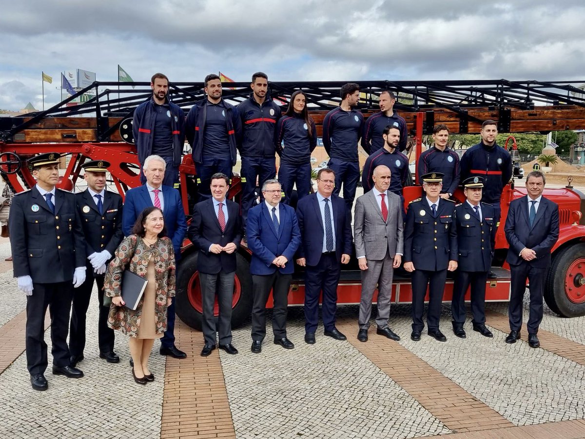 Aumesquet's tweet photo. 🚒👩🏽‍🚒 En el #DíadelBombero, he acompañado a este cuerpo de seguridad que desempeña una labor encomiable de protección a la ciudadanía.

➡️ Felicidades a todos los que, con orgullo, componéis este cuerpo, y gracias por vuestra lucha desmedida en situaciones de emergencia. https://t.co/SsiJ4ygJR1
