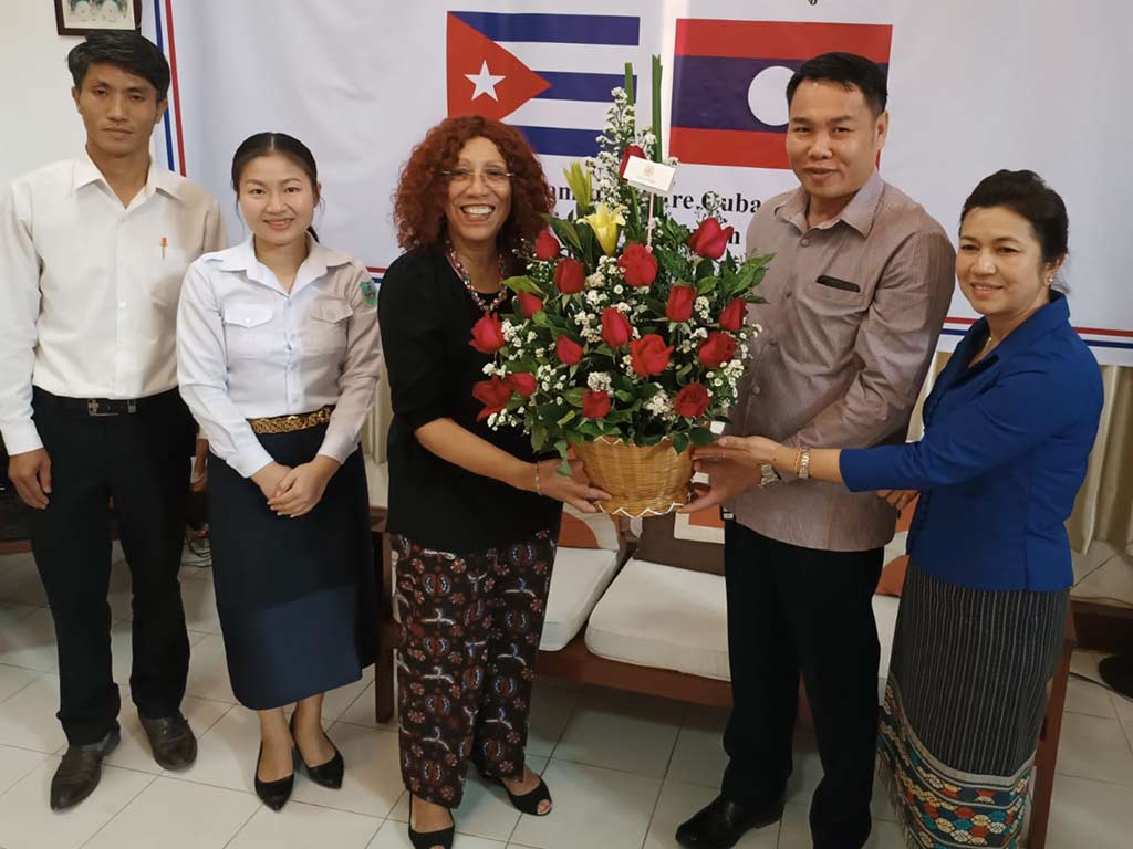 Los avances de #Cuba en el empoderamiento de las mujeres como agentes de cambio y en la eliminación de los flagelos que las azotan,fueron destacados hoy aquí por catedráticos de la Universidad Nacional Lao. #MujeresEnRevolucion <a href="/cadenagramonte/">Cadena Agramonte</a> <a href="/ReinaldoCspede2/">Reinaldo Céspedes</a> <a href="/aliciarca/">Alicia SosaVelázquez</a> <a href="/YaimyrB/">Yaimyr Victoria Basulto</a>