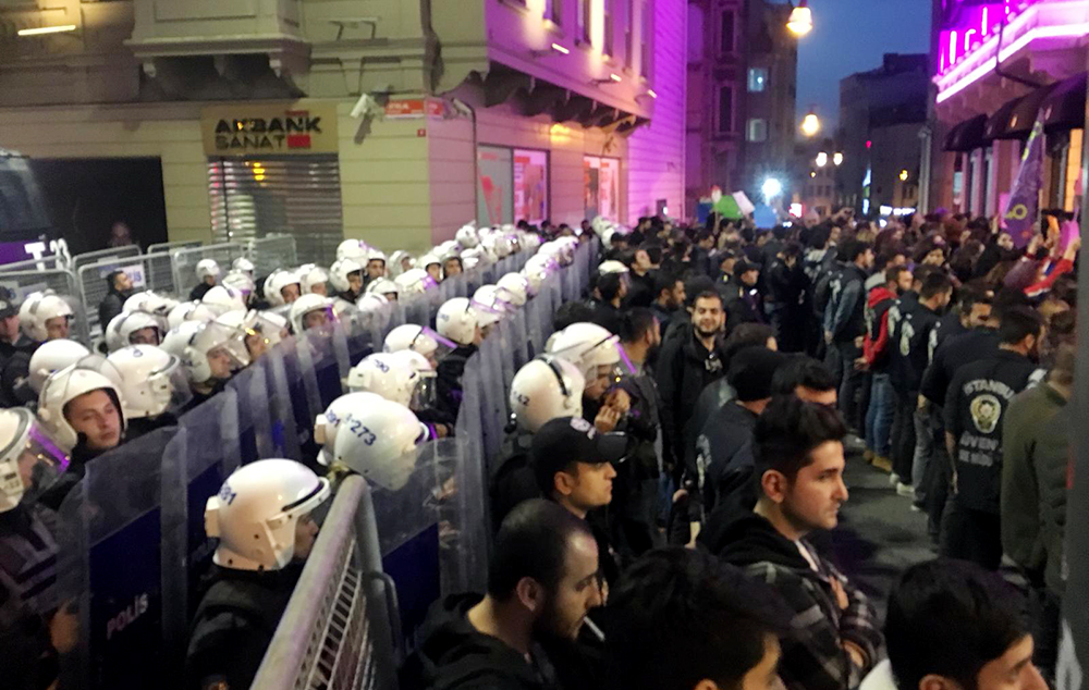 #8MartDünyaEmekçiKadınlarGünü dolayısıyla bugün 
 Taksim'de Beyoğlu Kaymakamlığı, 
İstanbul Feminist Gece Yürüyüşü ’nü ‘toplumsal huzur’ gerekçesiyle YASAKLANDI!
NEDEN.......⁉️