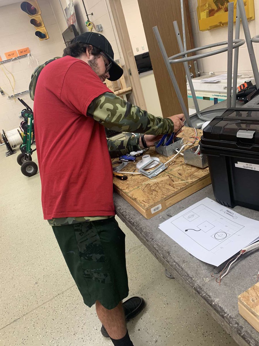 EHOVEce's tweet photo. Here’s some pictures of students in lab! #EHOVEvips https://t.co/go4leBOy73