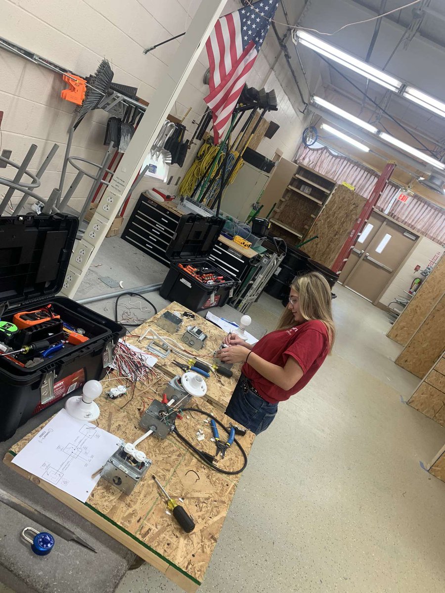 EHOVEce's tweet photo. Here’s some pictures of students in lab! #EHOVEvips https://t.co/go4leBOy73