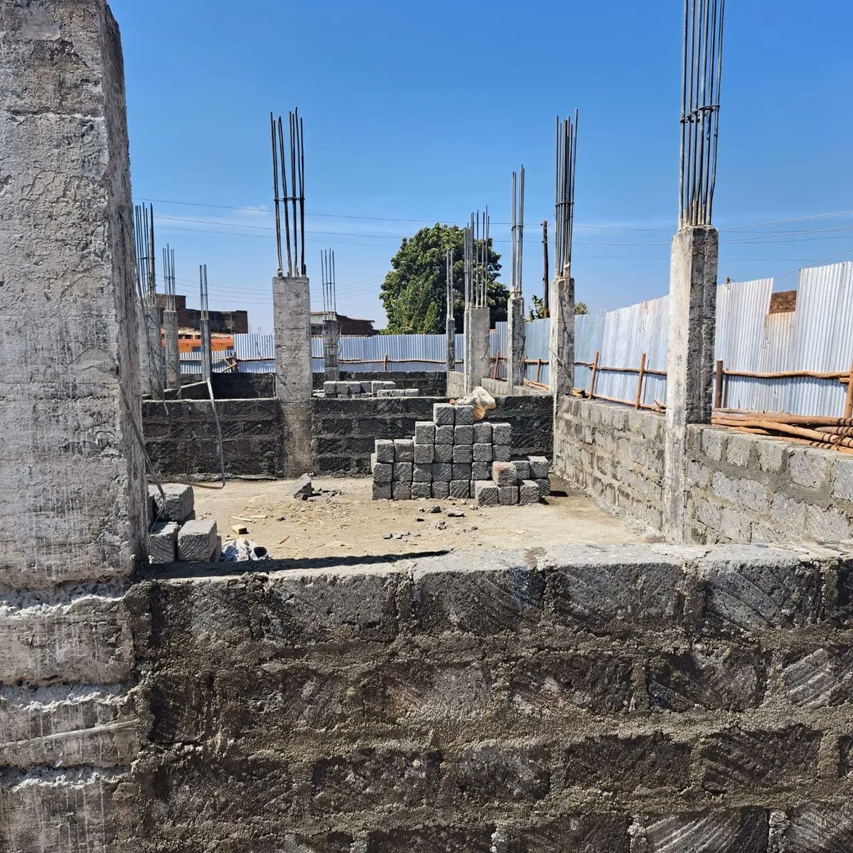FosSolutions's tweet photo. Ground floor walling in progress for the learning institution the team has been working on since the 4th quarter of 2022.

Captured in the footage is an active site in Kiambu 🇰🇪 code named Project Red Ochre #Walling #FOSEngineering #AakFOS https://t.co/IYSwftfCtE