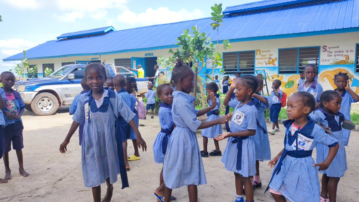 playingspain's tweet photo. 📚 Nuestro cole en Gambia se creó buscando la paridad entre niñas y niños en todas las aulas gracias al apoyo del profesorado y de las familias 

¡Hoy queremos que conozcáis a estas súpermujeres y súperniñas de Gambia! 🇬🇲 

Son el motor de las aulas y del cambio. 
#DíadelaMujer https://t.co/mfUr6UdU1H