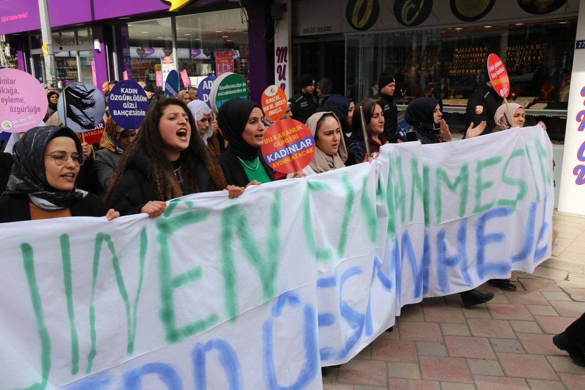 kad_agr's tweet photo. Bu gün kadınlar olarak erkek egemen zihniyete karşı Doğubayazıt ta 8 martı kutladık https://t.co/nWlaGJGuzo