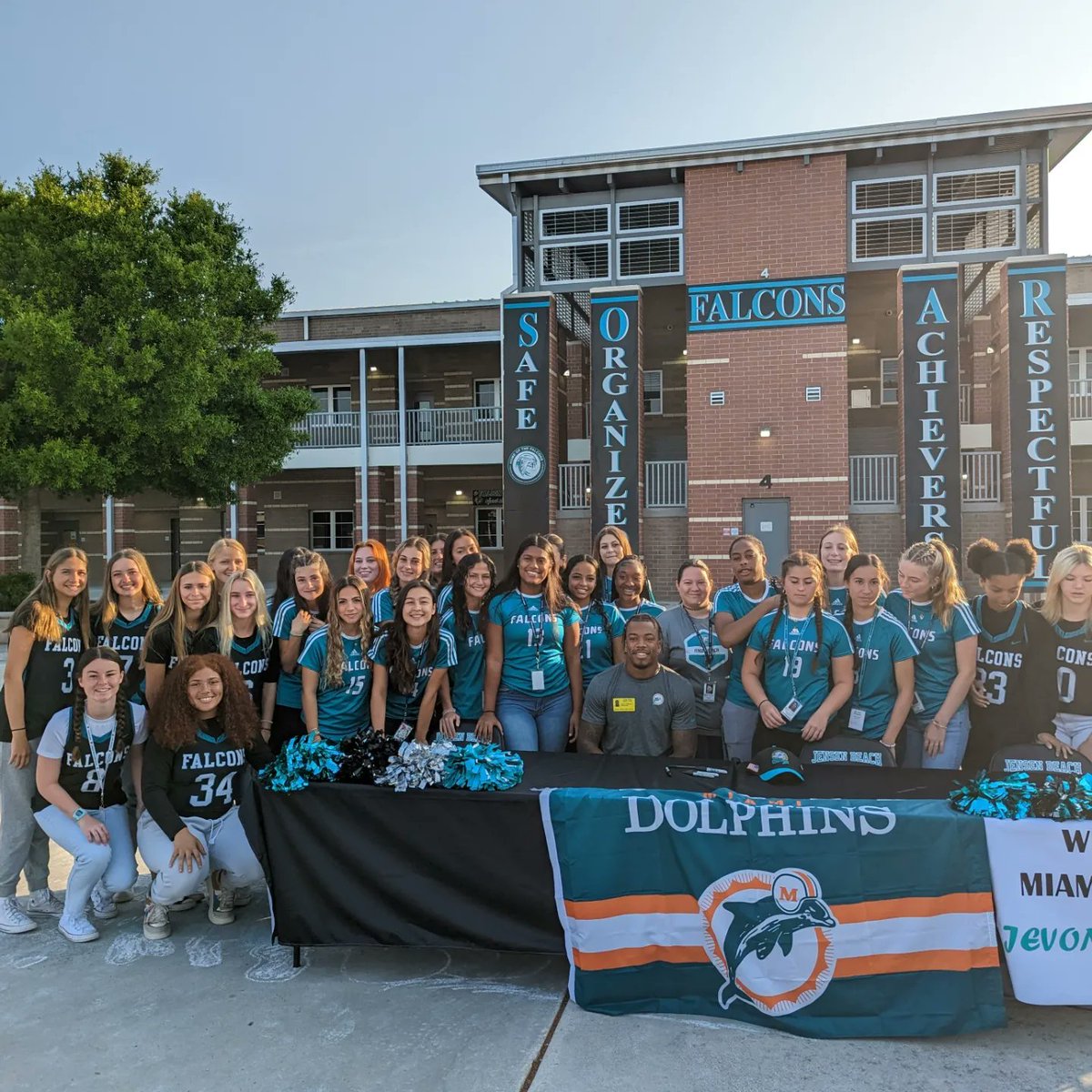 JFlagfb's tweet photo. Thank you @HollywoodVon for coming to @JBHSFALCONS and having breakfast with the team and students! Fins Up! #FinFanForLife @MiamiDolphins @MCSDFlorida https://t.co/pZ0MF7NtU8