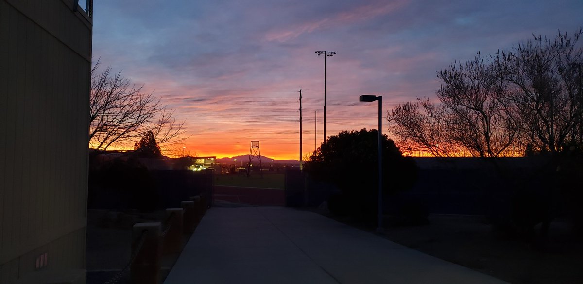 vincefields1's tweet photo. #desertsunrise
#viewfromp2
#maybetoday
#hopefullytoday https://t.co/rYMRUOBWiH