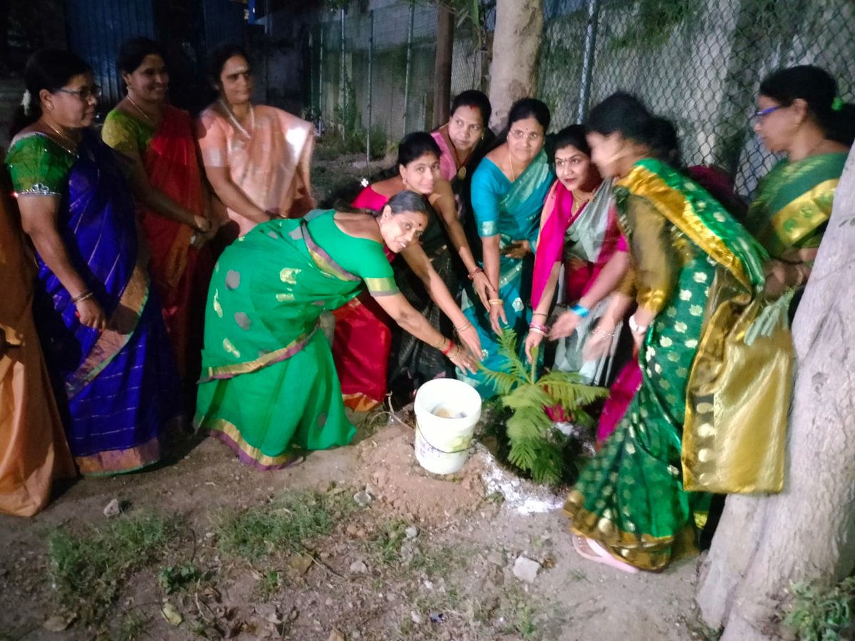 JagadeeshwarINC's tweet photo. మహిళ దినోత్సవాన్ని పురస్కరించుకుని హఫీజ్ పెట్ డివిజన్ మహిళలతో కలిసి @MPsantoshtrs గారి స్ఫూర్తిని ఆదర్శంగా తీసుకుని ఈరోజు మొక్కలు నాటడం జరిగింది..

#WomensDay #InternationalWomensDay https://t.co/5BfYGBDvlc