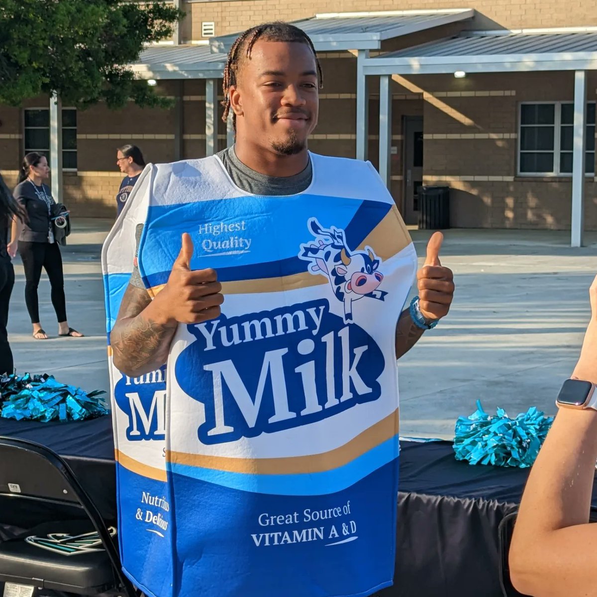 JFlagfb's tweet photo. Thank you @HollywoodVon for coming to @JBHSFALCONS and having breakfast with the team and students! Fins Up! #FinFanForLife @MiamiDolphins @MCSDFlorida https://t.co/pZ0MF7NtU8