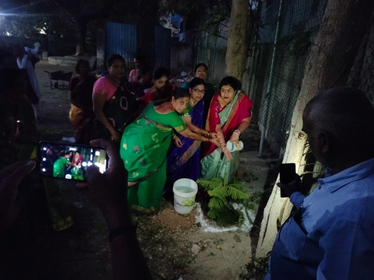 JagadeeshwarINC's tweet photo. మహిళ దినోత్సవాన్ని పురస్కరించుకుని హఫీజ్ పెట్ డివిజన్ మహిళలతో కలిసి @MPsantoshtrs గారి స్ఫూర్తిని ఆదర్శంగా తీసుకుని ఈరోజు మొక్కలు నాటడం జరిగింది..

#WomensDay #InternationalWomensDay https://t.co/5BfYGBDvlc