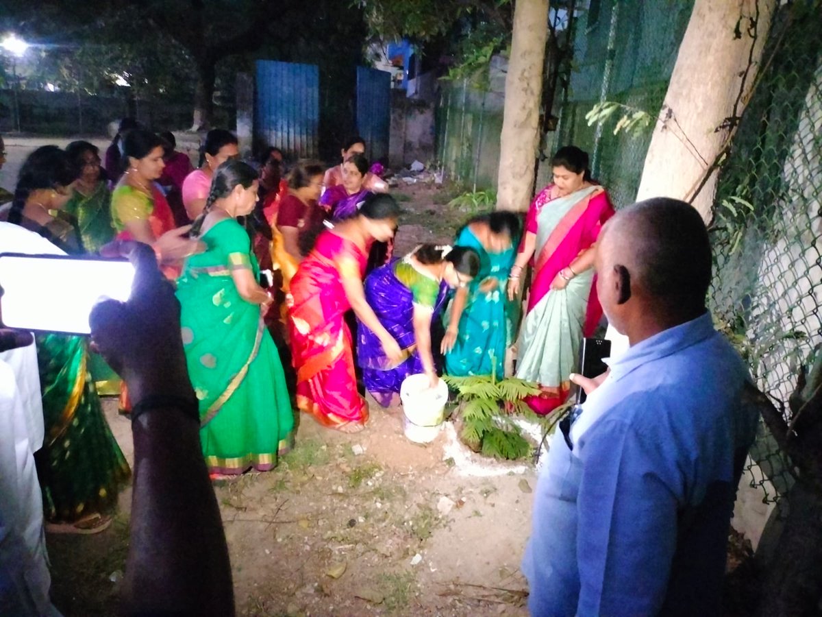 JagadeeshwarINC's tweet photo. మహిళ దినోత్సవాన్ని పురస్కరించుకుని హఫీజ్ పెట్ డివిజన్ మహిళలతో కలిసి @MPsantoshtrs గారి స్ఫూర్తిని ఆదర్శంగా తీసుకుని ఈరోజు మొక్కలు నాటడం జరిగింది..

#WomensDay #InternationalWomensDay https://t.co/5BfYGBDvlc