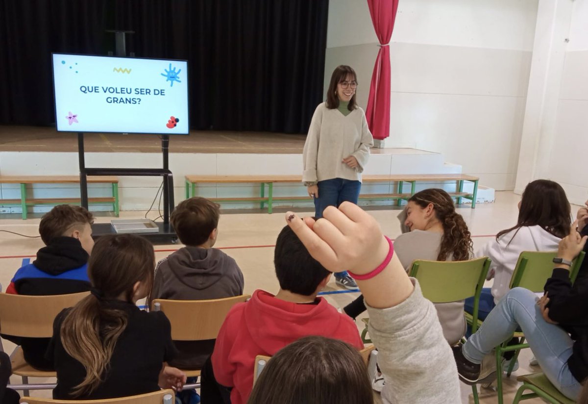 mariasopenarios's tweet photo. Divendres vaig anar a l’escola que m’ha vist créixer @e_santaanna per explicar la meva feina de bioinformàtica al @mele_lab @BSC_CNS i ensenyar als infants que la ciència no entén de gènere. Em va fer molta il·lusió poder encoratjar-los a seguir una carrera científica 🧬💜 https://t.co/0kgqTOwOJN