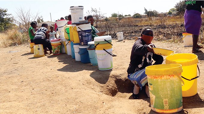 MathemaCharity's tweet photo. Bulawayo's water challenges is putting  the lives of residents at risk. School children are now affected, clean hygiene can not be practiced. Herentals has resorted to dismissing it's students early due to water scarcity. 
#cleanwaterforall 
#Bulawayo https://t.co/VprdwxBV8w
