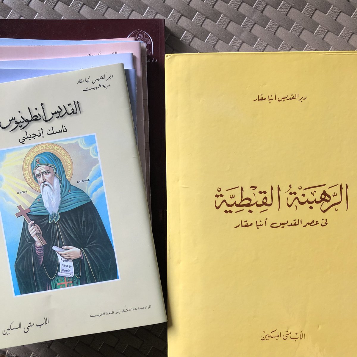 GeorgeMercurius's tweet photo. امبارح بشكل مفاجئ عدى عليا حد كان بقالنا سنين مش بنتقابل بيقولى ان بعد ما شاف المشروع اللى شغال عليه حس انه محتاج يساعدنى، لاقيته جايب لى ١١ كتاب كلهم عن الرهبنة.
المهم ان قبل ما يجى كنت نايم دماغى شغاله فى المشروع وحاسس ان لازم ادور على مصادر اكتر للمذاكرة. https://t.co/CnbVGCGYUb
