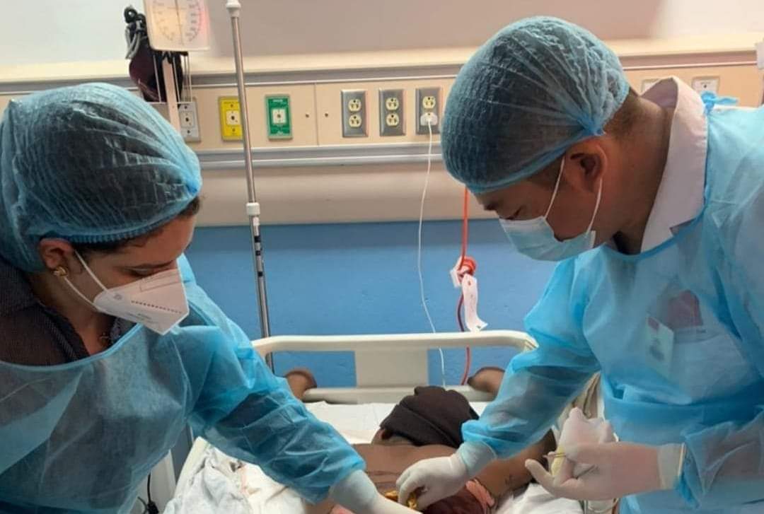 CubacooperaGu's tweet photo. Hablar de #Mujer en el sistema de Salud Pública cubano🇨🇺, donde representan más del 70% de los trabajadores, es también hablar de sensibilidad, fortalezas, entrega y esfuerzos, duplicados en cada jornada. #DiaInternacionalDeLaMujer
#CubaCoopera https://t.co/JXEZgMadyf