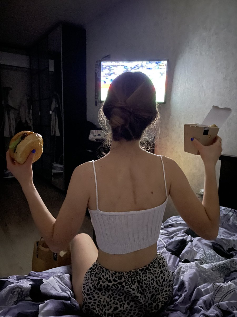 Желаю себе в женский день побольше футбола, прорисованных мышц и вкусной еды😁

А ещё тонну платьишек, ощущения легкости и красоты внутри и снаружи!🧚‍♂️