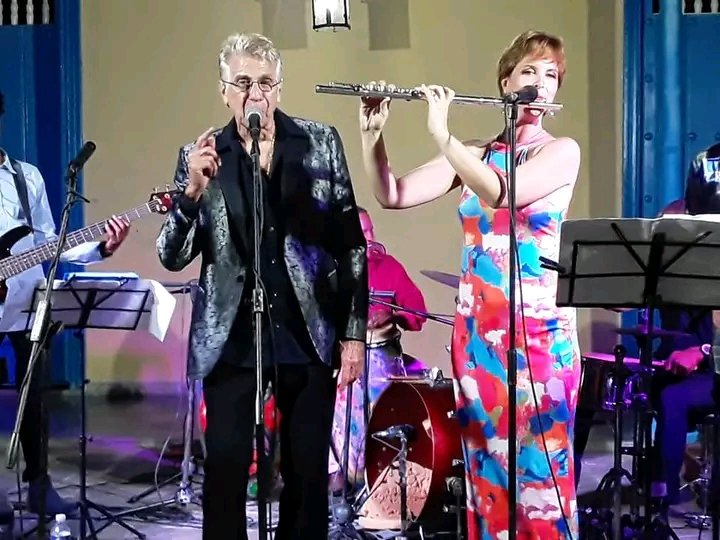 Entregamos al maestro Bobby Carcassés el Escudo de Armas de la provincia por sus aportes a la música cubana y sus relaciones entrañables con #SantaClara. 
Carcassés clausurará el #FestivalATempoConCaturla  junto a la flautista Belinda Guerra y su grupo BeJazz.