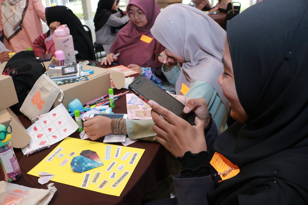 KingsECS's tweet photo. What better day than #IWD2023 to celebrate the fascinating work led by @hanwalt from @KingsSSPP &amp; @syafiqahrahim 🙌

They've been exploring the pedagogic processes of #feminist consciousness-raising through hybrid workshops with young women &amp; girls in Malaysia. https://t.co/K9j4ui29ej