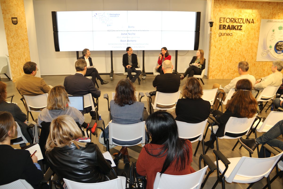 jlarrag's tweet photo. 🤝Interesante jornada ayer con empresas, asociaciones y agentes del mundo económico en torno a la implantación de los ODSs. Un trabajo fundamental para seguir avanzando hacia un modelo de #competitividad sostenible a nivel económico, social y medioambiental. #EtorkizunaEraikiz https://t.co/0y7wqpLn21
