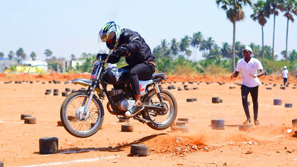 wekitizens's tweet photo. Clouds of dust were stormed out from each turn!
The drifts and burnouts kept us on the edge of our seats!
The rider was not the only protagonist there, but also the constructor. That is how one should pull off a power-packed 'mini-bike' race!
#JoinKIT #bikerace #Racing https://t.co/5LSJdTrnQC