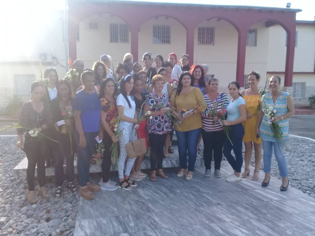 GladysArtemisa's tweet photo. En un día tan especial  alcemos la voz para pintar un país y un mundo más justo y diverso desde el CPPCC en #Artemisa ,felicidades a todas las mujeres cubanas.
#8DeMarzo
#MujeresEnRevolución https://t.co/dNCHu4AWhF