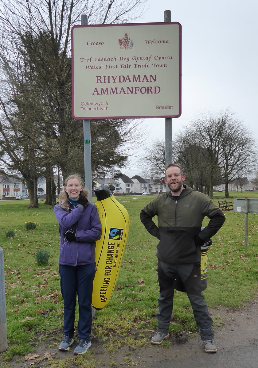 "20 Taith Gerdded i Ddathlu 20 Mlynedd O Dref Masnach Deg Rhydaman", Rhif 10 : Llwybr Masnach Deg o amgylch Rhydaman i ddathlu'r arwyddion ffordd "Croeso i Rydaman" sy'n hysbysebu statws Rhydaman fel Tref Masnach Deg Gyntaf Cymru gyda balchder.