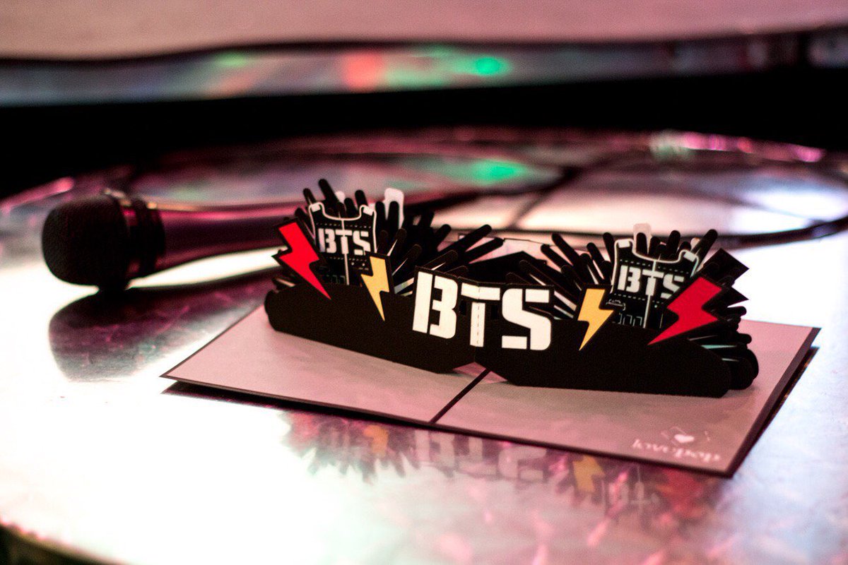 btsmdmdmdmd's tweet photo. 방탄 빌보드 탑소셜아티스트 시상 팝업 카드 굿즈

미개봉
양도 2.0
석진 윤기 호석 남준 지민 태형 정국 양도 https://t.co/j9pJDjxlFQ