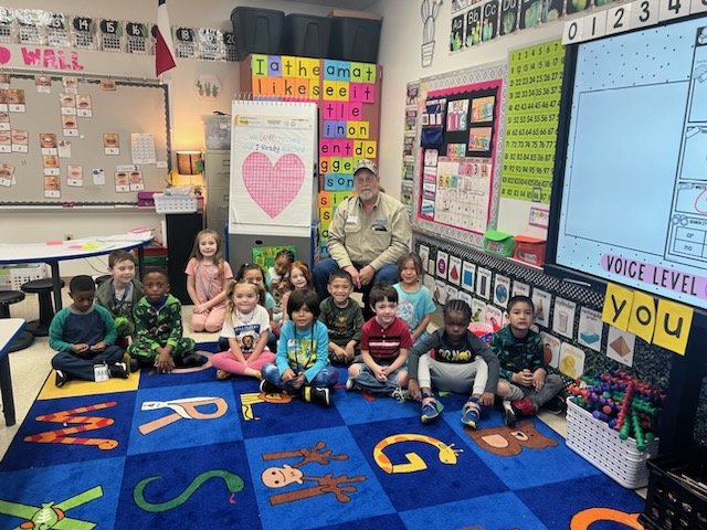 AtmosFredi's tweet photo. Thank you so much to @UWGraysonCounty and @ShermanISD for the opportunity to have @atmosenergy employees to read to your students! We had a blast and hopefully we did Dr. Hicks proud! #Literacy #FuelingSafeAndThrivingCommunities https://t.co/lWXQOd9tbM