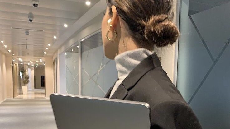 serene_side's tweet photo. business woman https://t.co/8NCj0JDQbh