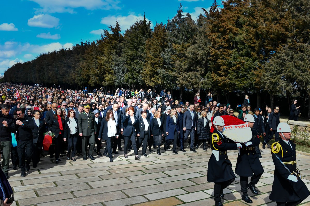 meral_aksener's tweet photo. Bugün 8 Mart Dünya Emekçi Kadınlar Günü’nde, ülkemizin dört bir yanından gelen kadınlarla birlikte;

Anıtkabir’de, Atatürk’ümüzün huzurundaydık…

Tıpkı 100 yıl önce olduğu gibi;

Cumhuriyetimizin yeni asrında da kadınlarla birlikte tarih yazacağız!🇹🇷 https://t.co/iGx4kqiN3P