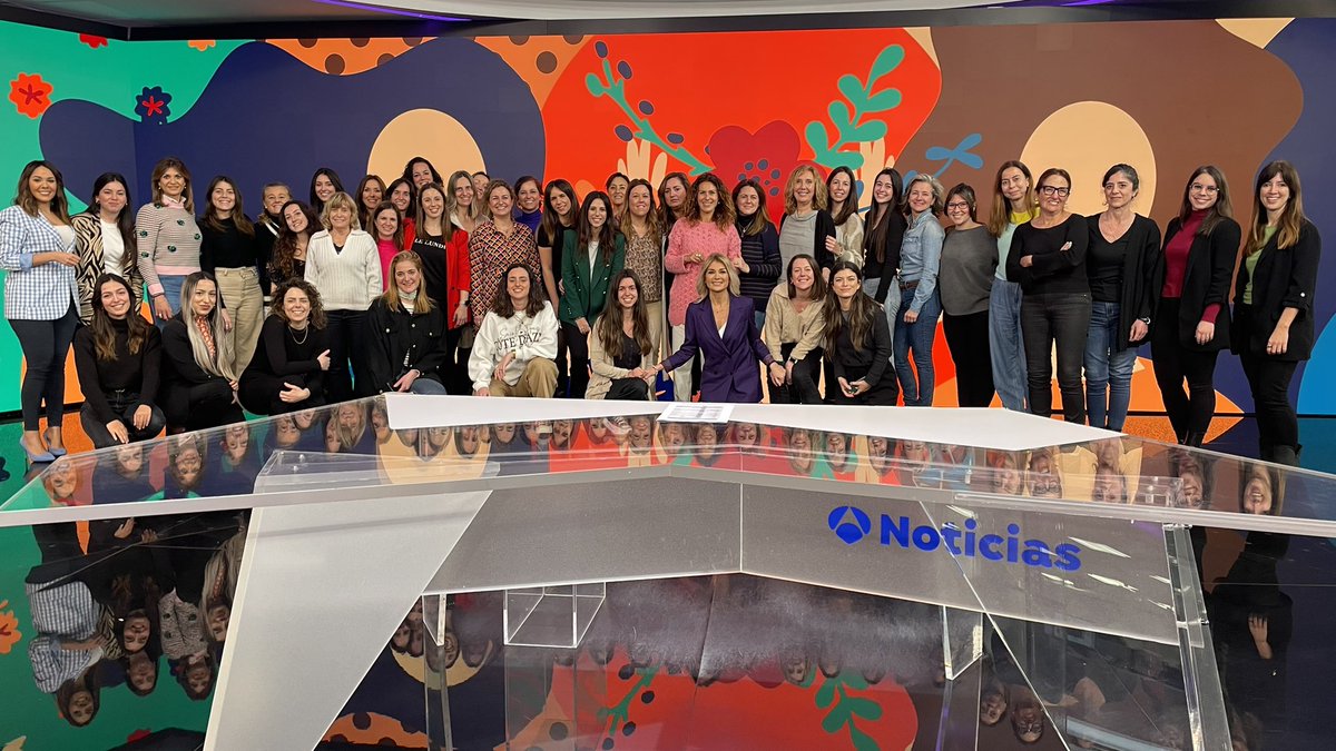 🟣 Muchas de las mujeres que forman parte del equipo de Antena 3 Noticias en el previo a #Noticias1A3N  📺 ¡Os esperamos con toda la actualidad este #8M2023!  📲 Y a un click en antena3noticias.com  💜 #DíaInternacionalDeLaMujer