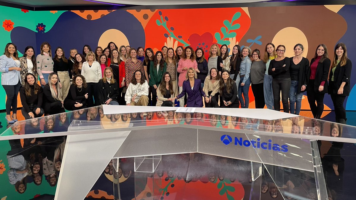 🟣 Muchas de las mujeres que forman parte del equipo de Antena 3 Noticias en el previo a #Noticias1A3N 

📺 ¡Os esperamos con toda la actualidad este #8M2023! 

📲 Y a un click en antena3noticias.com 

💜 #DíaInternacionalDeLaMujer