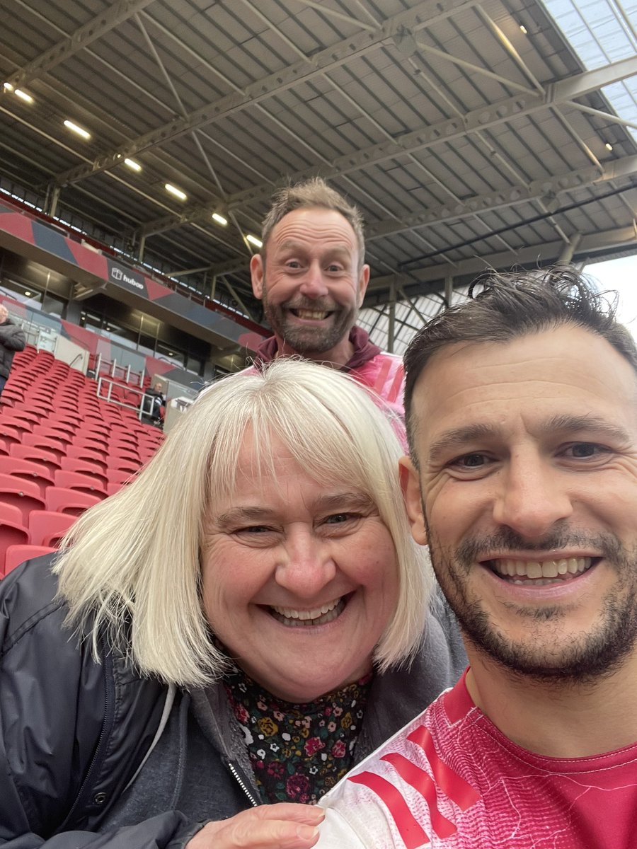 VTucker16's tweet photo. @dannycare looking forward to seeing you @BristolBears again this weekend plus the random @Harlequins supporter if he’s there. https://t.co/8YiAWAxWE3