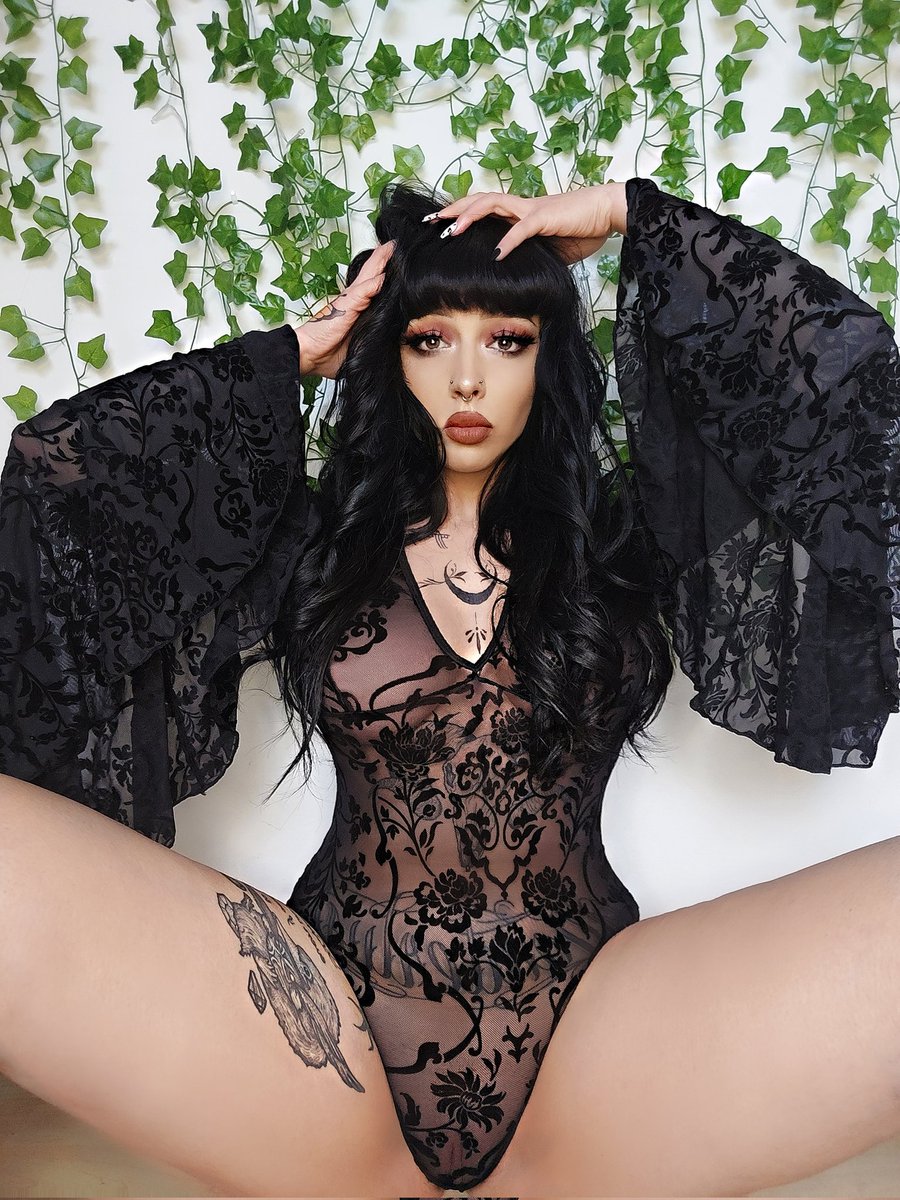 KatrinaOceana's tweet photo. I made a twitter, hi 🖤
#gothgirl #InternationalWomensDay #onlyfans #onlyfansbabe https://t.co/2SUfVJW5F3