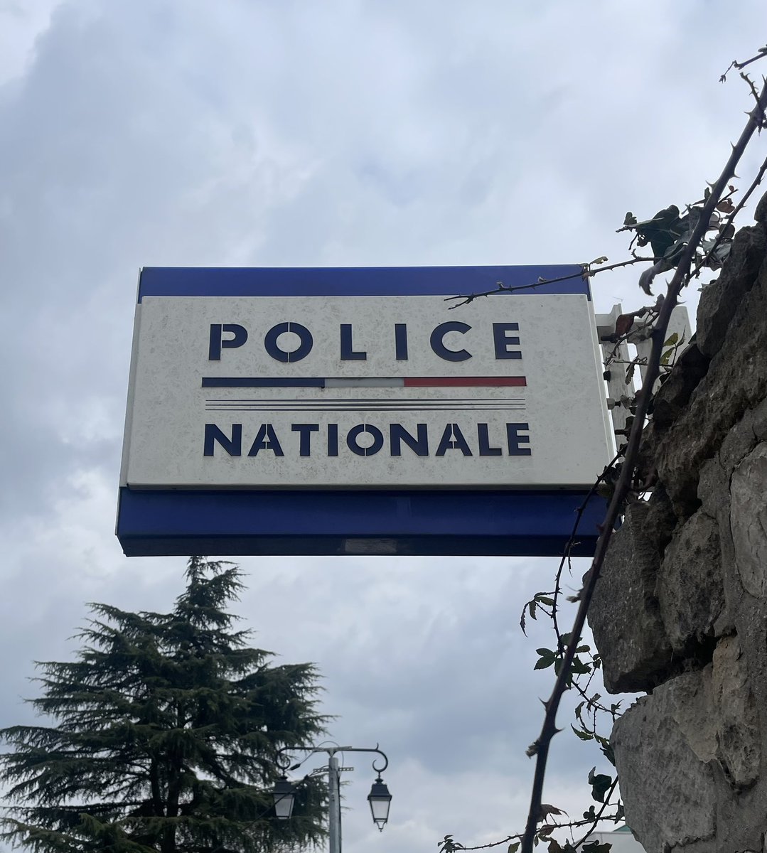 Avi_Bitton's tweet image. 2/2 Le Procureur va donc examiner le dossier pour décider : 
- soit un #classementsanssuites 
- soit un renvoi devant le #tribunal #correctionnel pour être jugé. 
Le Procureur peut notifier sa décision dans un délai qui peut aller de quelques jours à plusieurs mois …. 
#Avocat