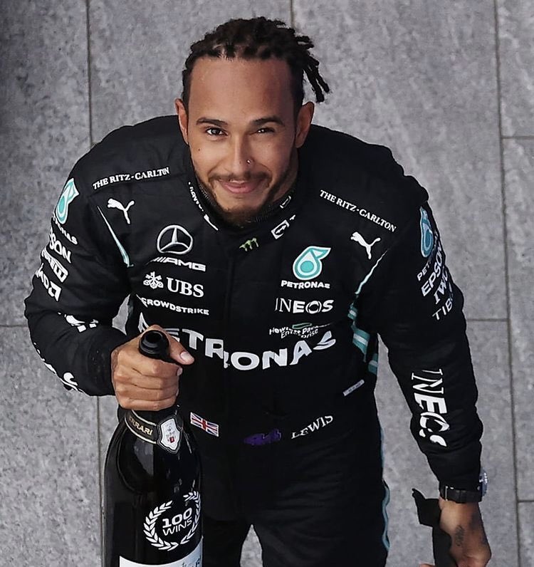 elise___h's tweet photo. Happy #f1twtselfieday …with my fave of course https://t.co/U0lpVFTWor