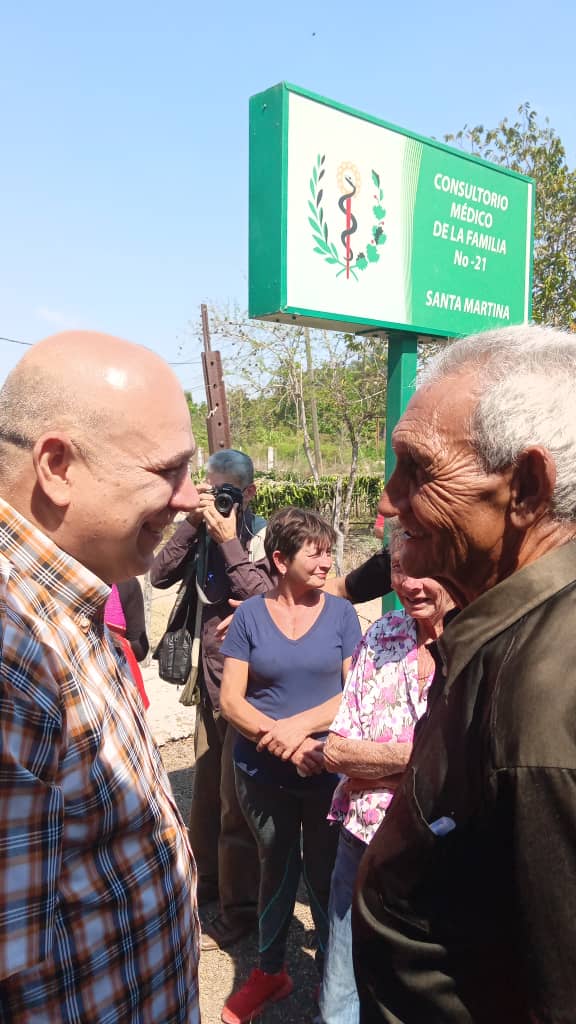 DrRobertoMOjeda's tweet photo. Son días intensos, de crecimiento  y aprendizaje permanente. Nada enaltece y compromete tanto como el diálogo sincero, oportuno, aportador que los candidatos a diputados seguimos sosteniendo con representantes de los más diversos sectores del pueblo. Por #Cuba #YoVotoXTodos https://t.co/9yT9X54Pul