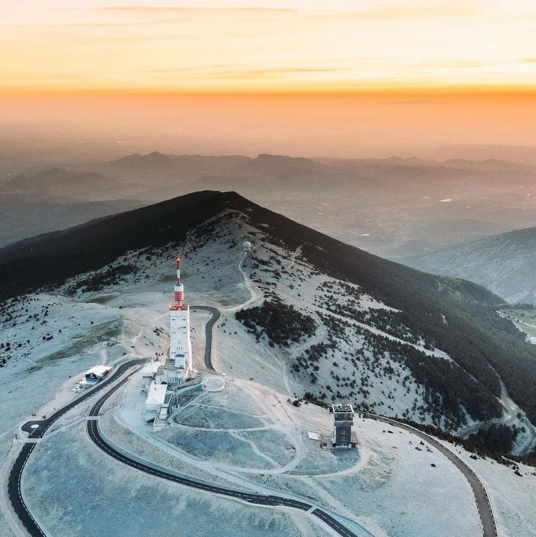 sportricolore's tweet photo. 🇫🇷 Cette photo du Mont Ventoux en Provence 🤩

Un col rendu célèbre par le Tour de France qui a déjà connu 10 arrivées d'étapes au sommet 🏔️

📸 juliengphotography https://t.co/XFYBc4T2DL