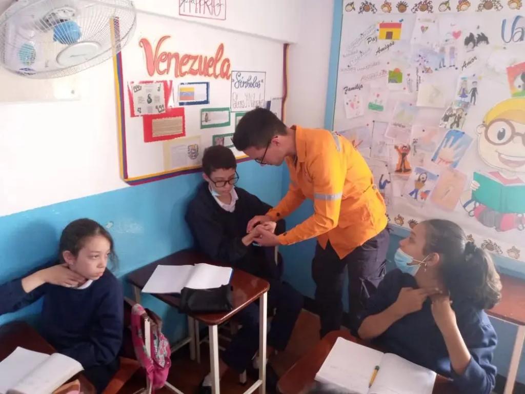 pclossalias's tweet photo. Funcionarios de @pclossalias y @EmergenciasSAA imparten taller de Primeros Auxilios a los alumnos de la unidad educativa Enrique María Dubuc. #pclossalias #siemprecontigo https://t.co/HRFfzYFXyV