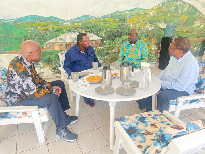 SiasaLab's tweet photo. COTU boss, Francis @AtwoliDza, former AG, Amos Wako and Former Westlands MP, Fred Gumo, this morning paid a visit to former Vice President of Kenya Moody Awuor at his Lavington Home.
#FriendsofRaila https://t.co/DiVZAqHYQo
