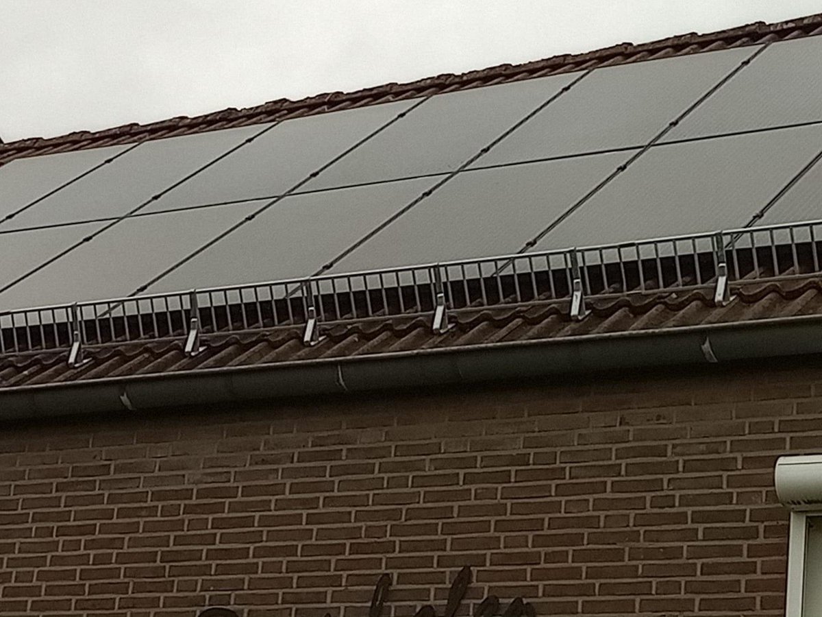 blogrti's tweet photo. @wonenzuid wellicht idee om van die lawinerekken te plaatsen op de daken bij nieuwbouw panhuys…. Behalve dat je deur niet uit komt door hoeveelheid sneeuw, is het ook nog eens levensgevaarlijk. Ieder moment kan er een dikke plak sneeuw op je kop vallen als je de deur uit loopt https://t.co/eAvxbBw2lJ