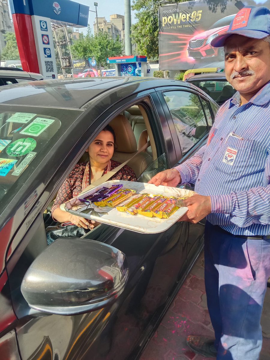 HiraFuels's tweet photo. DOUBLE CELEBRATION: Holi &amp; Women's Day celebrated together by gifting Chocolates &amp; Herbal Gulal  at HP Hira Fuels, Gurugram
#holionwomensday
#HPCL https://t.co/gjiveiGtPm