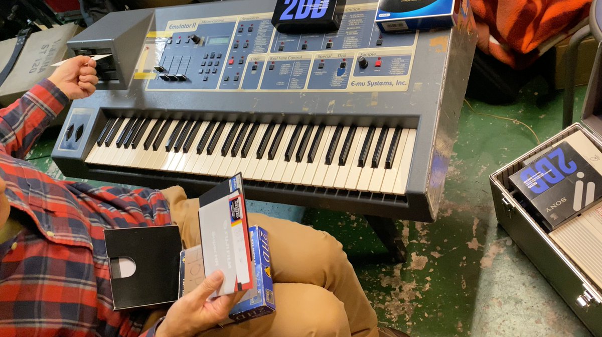 TomoyaJuku's tweet photo. この実機をホッピーさんが持って来てくれて

まさか実物が動いてるのを
この目で観られるとは思いませんでしたw

#Emu 
#EmulatorII https://t.co/QDX7WyHhis