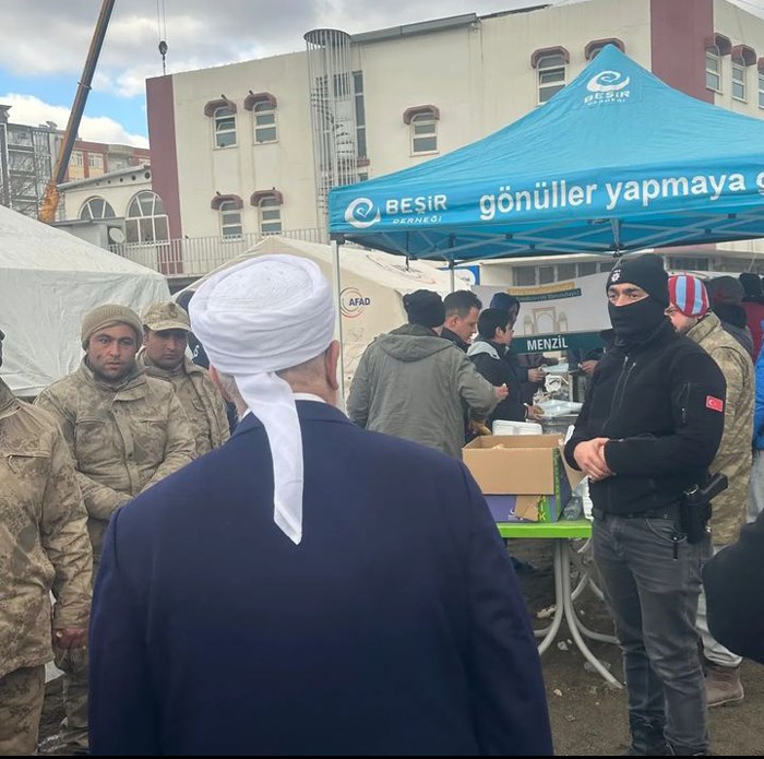 yirmiucderece's tweet photo. Menzil Cemaati, 1100 depremzede çocuğun Adıyaman'da kendi köylerinde bulunduğunu açıkladı.

Paylaşılan fotoğraflarda çocuklara “tekbir işareti” yaptırıldığı ve Menzil şeyhi karşısında asker ve polisin "el pençe divan" durduğu görünüyor.

(BirGün) https://t.co/cuOO9LOIQz