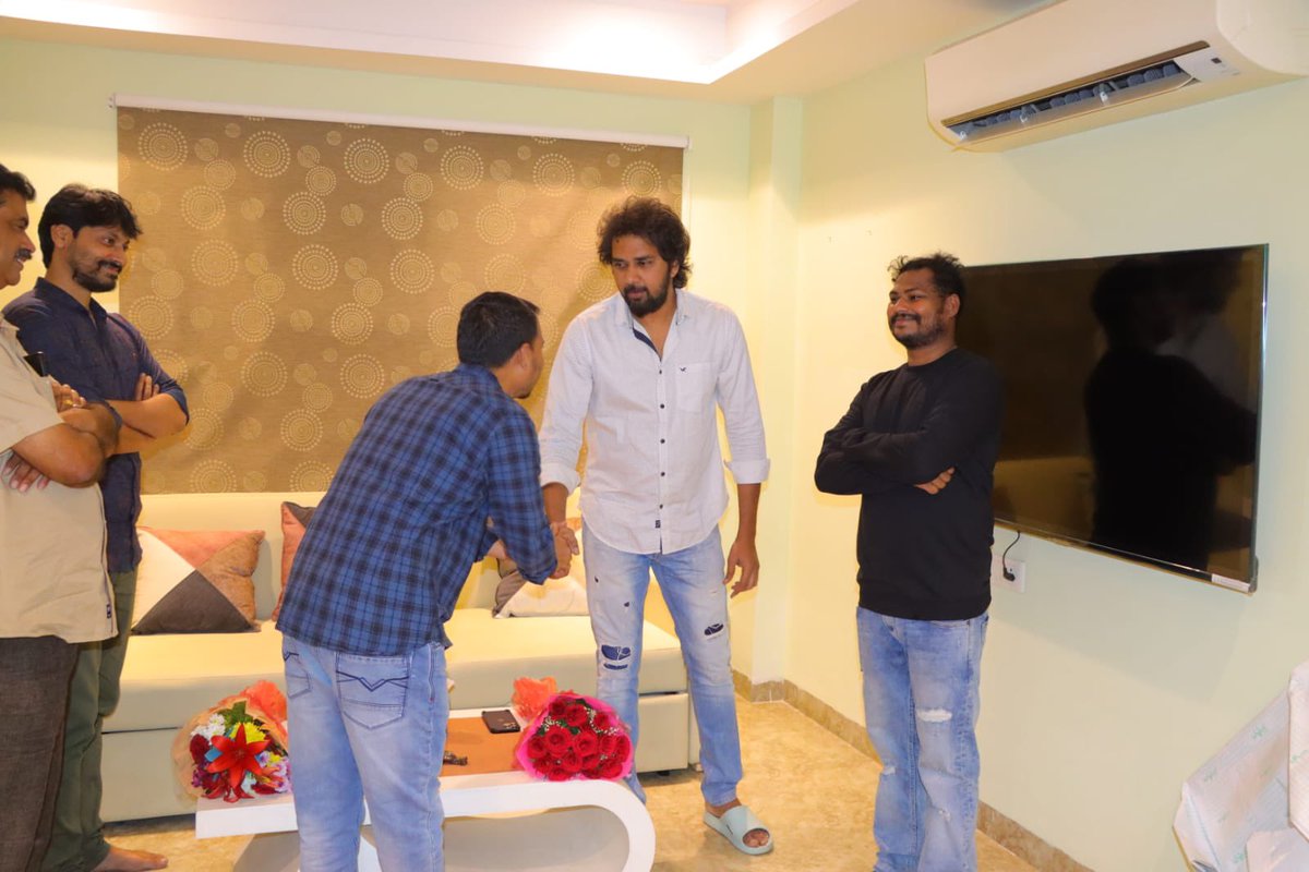sreekanth_offI's tweet photo. Best wishes to #MRKalyan team. The film is going to release on March 10th : Director @chandoomondeti 

#MrKalyanOnMarch10

Starring #MaanyamKrishna, #Archana
Directed by #Pandu
Produced by #NVSubbaReddy 
Music: #Sukku 
DOP: #NanajiP, #MVGopi
Editor: #VinodAdvay
@SreedharSri4u https://t.co/BZAMq3YOvK