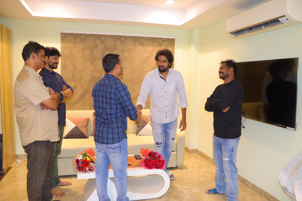 sreekanth_offI's tweet photo. Best wishes to #MRKalyan team. The film is going to release on March 10th : Director @chandoomondeti 

#MrKalyanOnMarch10

Starring #MaanyamKrishna, #Archana
Directed by #Pandu
Produced by #NVSubbaReddy 
Music: #Sukku 
DOP: #NanajiP, #MVGopi
Editor: #VinodAdvay
@SreedharSri4u https://t.co/BZAMq3YOvK