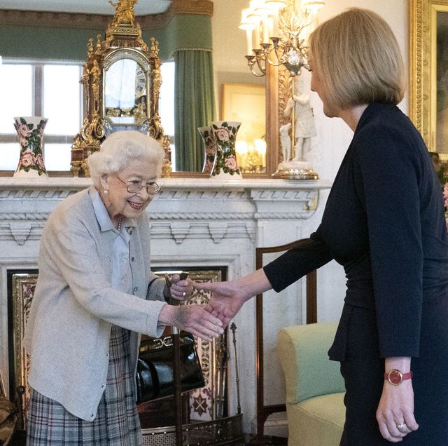 kindaintoit__'s tweet photo. 👑 Dziś mija równe pół roku od śmierci królowej Elżbiety II. Poniższe zdjęcia zostały wykonane dwa dni przed śmiercią i są ostatnimi, publicznymi fotografiami monarchini. https://t.co/s0Wq2WAMBo