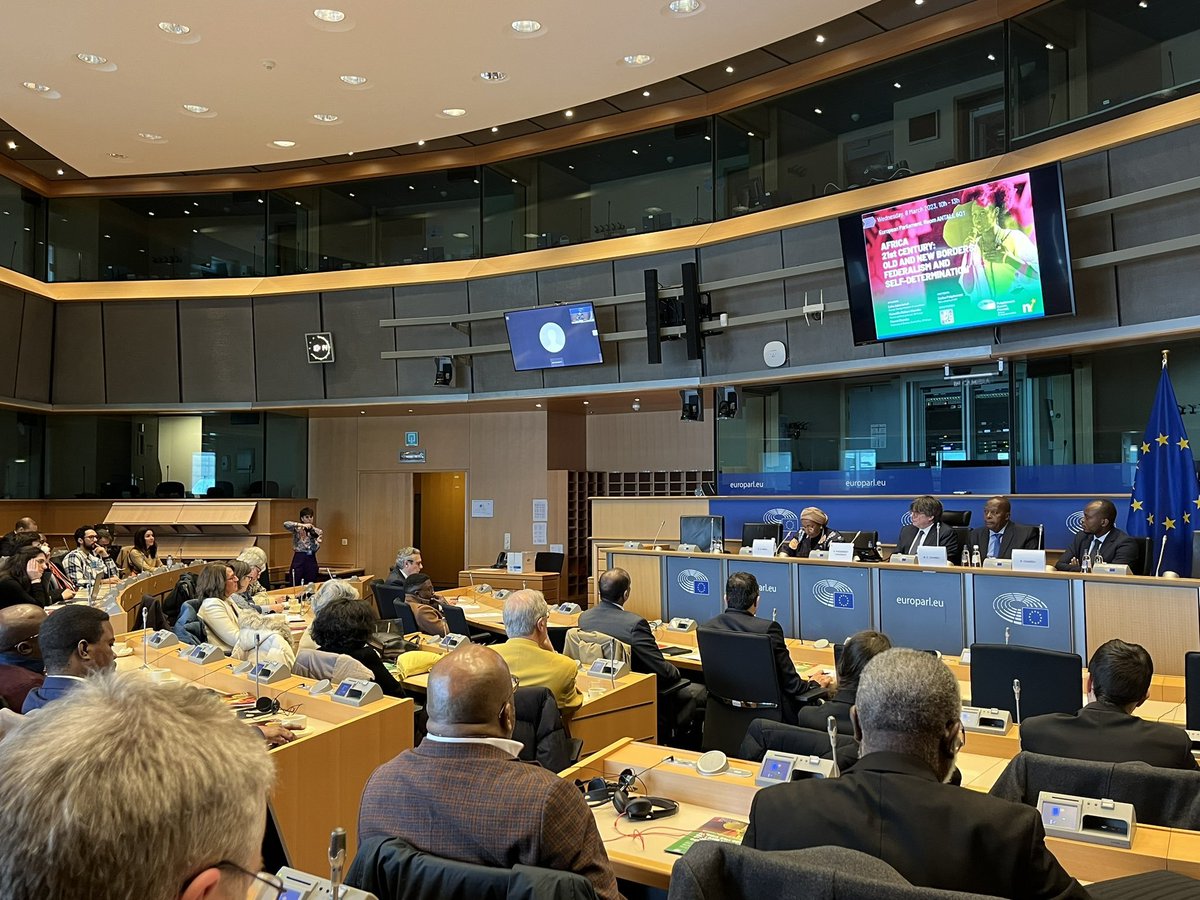 JuntsEU's tweet photo. El president @KRLS inaugura 'Africa 21st century: Old and New Borders, Federalism and Self-Determination'. Una conferència per conèixer l'exemple de tres països africans i les seves aportacions a uns debats presents arreus del món: la sobirania, l'autodeterminació i els DDHH. https://t.co/tca5Ci5Tdq