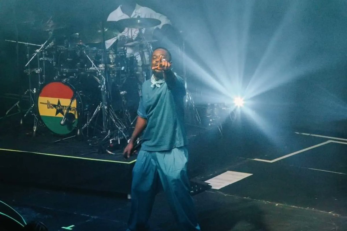 ghmusiclive's tweet photo. Here is how @sarkodie stepped out for his concert in London with the @Compozers @Camidoh
#flicksonfleek
#ghmusiclive
#letsplay https://t.co/RIFkO4b0UT