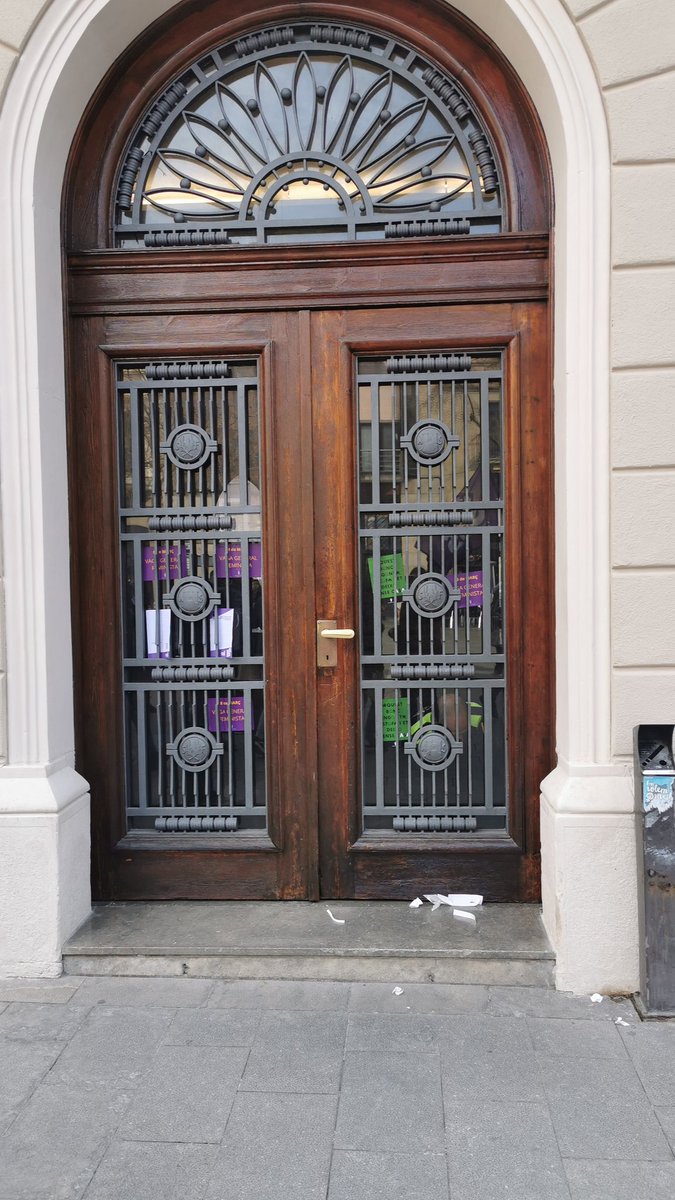 uroraflower's tweet photo. Avui, dia de vaga general feminista, la casa del poble ha estat tancada amb clau perque les dones no puguem entrar.

L'Ajuntament només deu ser propietat d'algunes però està clar que volen que no sigui de les feministes! https://t.co/5XWE1rGEf8